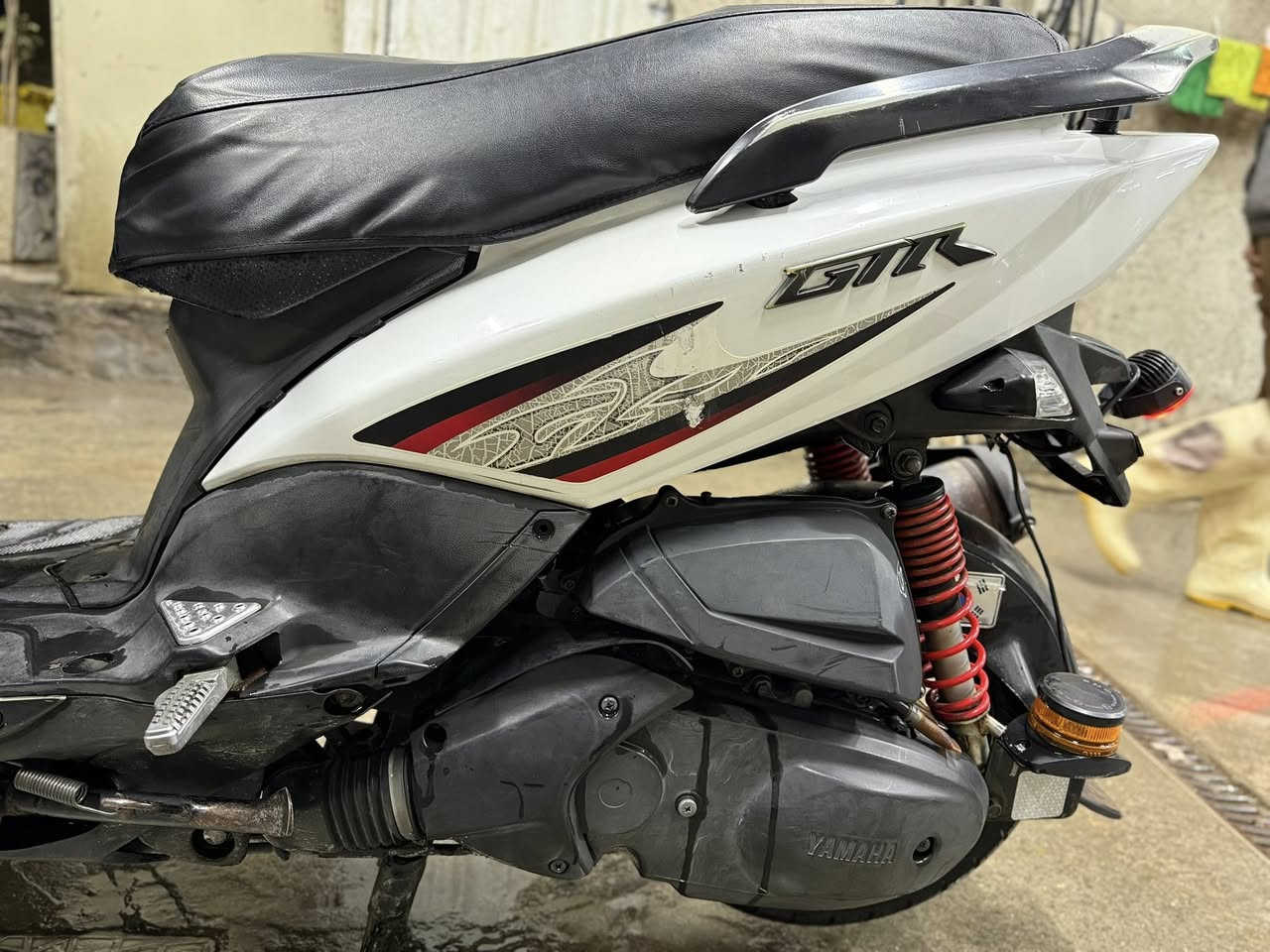 يالله اللهم صلي على محمد وال محمد
دراجة gtr شرط انضف من الرمبة خير من الله برغي ممفتوح بيه تاخذهه تترحملي عليه بس العصر اطلع بيه  
بانزين محسن 
دهن xado
شاشة 3 اللوان دوسات اصلية واني مرتبه شادله لافته اصلية على البريك وقوس احمر وية السكن لايت زنون اصلي 
سعر مليون و200 وبيه مجال للشراي 
مكاني الكاظمية ***********
