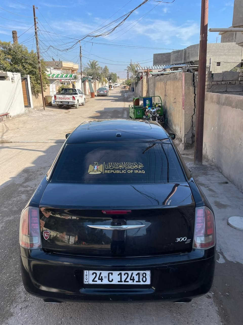 كرايسلر  اوباما 300s موديل 2014 
مواصفات السياره فول 

-فتحة 

-بانوراما 

-تحكم ستيرن 

-شفتان 

-كشنات تدفئة تبريد 

-منظومة صوت 

-كير طيارة 

-وبعد مواصفات الS المعروفه 

السياره نضيفه جداً جداً 

تخم تاير جديد 

متعوب عليه كلش 

داخلهه كلش نضيف وشخط ما بي 

السياره كلين كفاله عامه من مكينه وكير وحداديه وكلشي 

بس اكو ملاحظة بسيطه بالبنيد موضح بالصوره فقط مخلي عليهه لاسق 
***********
السعر 190$ مكان السيارة بابل / جبلة
