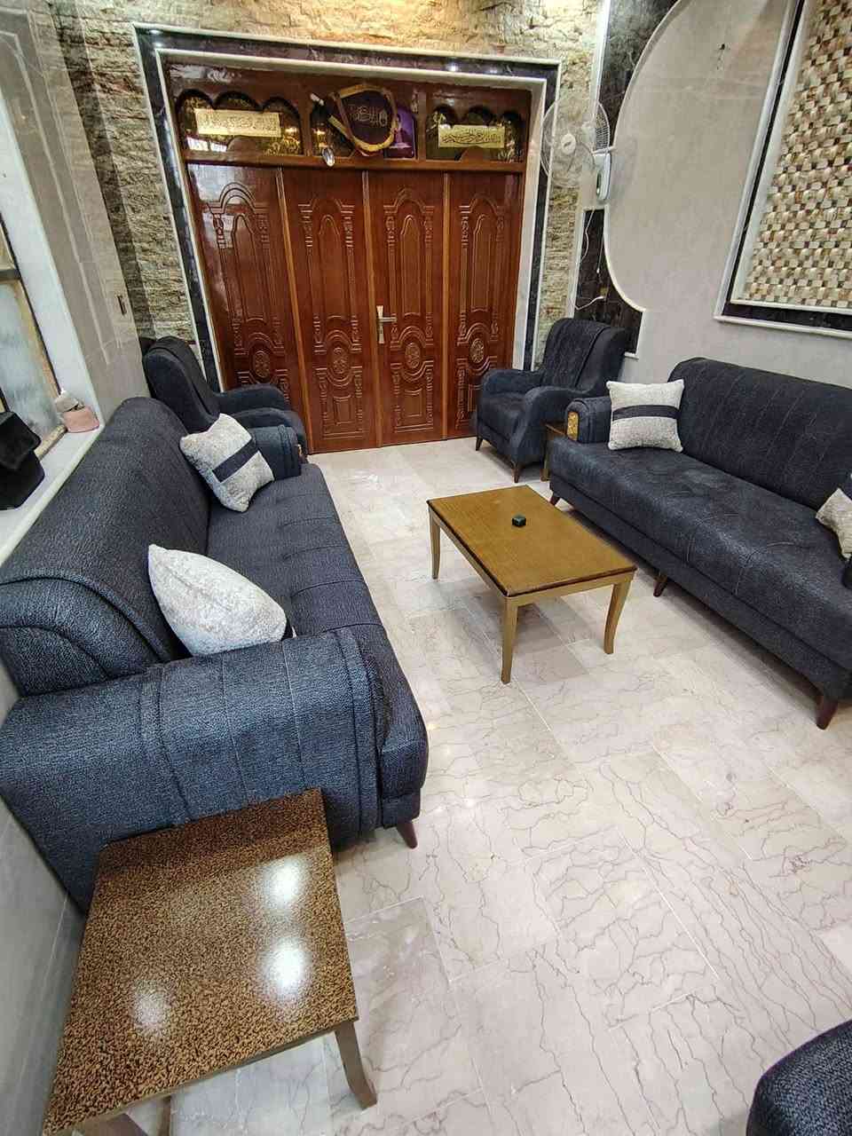 السلام عليكم
الدار للبيع المساحة 100 متر طابقين الواجهة 5م والنزال 20م
-الشارع بعرض 15 متر
-الموقع النجف حي الجامعة منطقة ال 28 قرب مدرسة الرفاه.

يتكون الدار من :
3 غرف
و 3 صحيات داخلية وخارجة

يتكون:
الطابق الأرضي من استقبال وصالة ومطبخ وغرفة وصحيات داخلية وخارجية
والطابق الاول غرفتين وصالة وصحيات
والطابق الثاني بيتونة وسطحين

للأستفسار الأتصال: 
(***********) اتصال او واتساب
