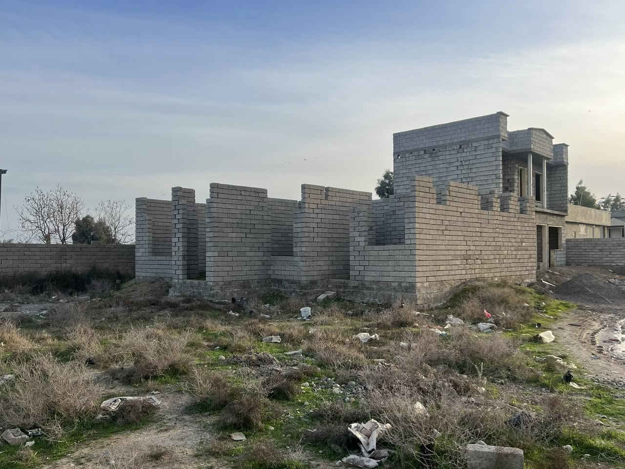 السلام عليكم بيت هيكل للبيع بالخصم قريب على مدينه حمد النامس البيت مساحت البناء ١٦٠متر 
مكون من غرفتين نوم وربعه وصاله ومطبخ وحمام مساحه الارض375متر  كهرباء ماء واصلو بس تبليط بعدو ما واصلو الرض زراعيه  
لتفاصيل اتصل ***********
