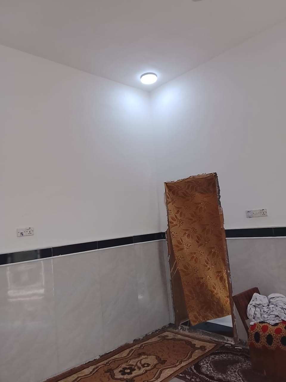 سلام عليكم بيت للبيع زراعي بناء (2025)
مساحة (250م) حي الزهراء الصوب الصغير
 قرب سيد صادق بدايه الحي البيت طابقين طابوق
 
طابق الاول كونكريت يحتوي على غرفتين وصالتين ومدخل ومطبخ  واستقبال ومجمع صحي داخلي وخارجي 
الطابق الثاني اعكاده يحتوي على غرفتين وصالة ومجمع صحي داخلي  
بناء ومواد درجه اولى البيت تمّ انجاز البيت من قبل مكتب عقارات الفنار مجاور مستشفى الخضر العام 
للاستفسار (***********)
