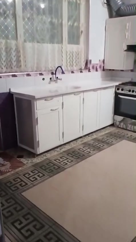 السلام عليكم بيت للبيع في حي الرسول قرب عصفوريه البيت ركن قريب على الشارع الرئيسي بيت مناقصة اي شي ثلاث غرف نوم استقبال صالة ومطبخ كراج وصحيات كلشي كامل للاستفسار ***********

