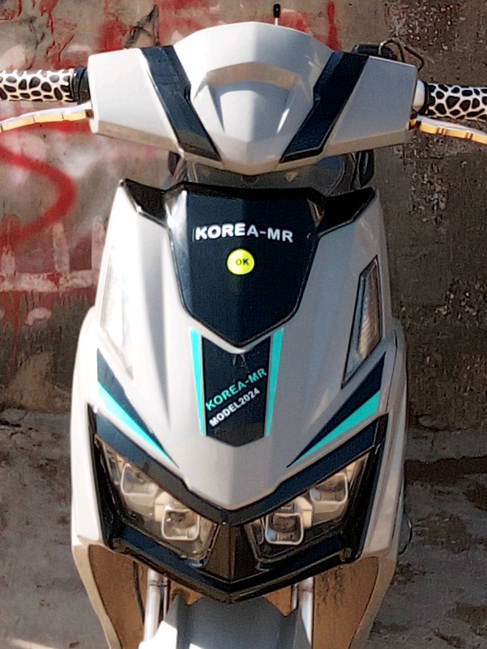 
السلام عليكم 
عندي سكنس للبيع شحن لايوجد توصيل 
مواصفات معروفه 
6 بطاريات دبل شرط الفحص 
4 نمر 
لايت علي ناصي ورماش ثلجي 
بي نضام رجوع اللخلف 
وبي مدخل يو اس بي 
وبي گثير مواصفات داخل الخاص 
.
مكاني موصل ايسر حي الفلاح الأولى يم تيم مارت يم مدخل المرور 