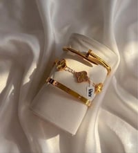 سوارات فخمة • كارتير ومسمار • ذهبي