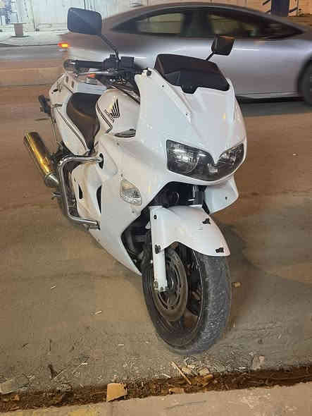 هوندا رVfr 800
4سلندر
موديل 2006
ماشيه 82 الف 
السعر 24 وبيه مجال
مكاني صلاح الدين سامراء 📍
رقمي ***********
