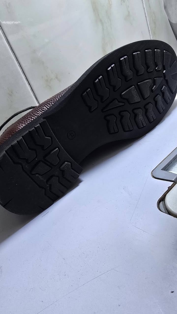 🔴 للبيع: حذاء رجالي تركي – جلد طبيعي أصلي 100%
📌 الحالة: جديد غير مستخدم نهائيًا
📏 القياس: 44
🇹🇷 المنشأ: تركي
🧵 الخامة: جلد طبيعي أصلي
👞 اللون: بني غامق أنيق
💼 التصميم: رسمي/كلاسيك مناسب للعمل والمناسبات
📝 سبب البيع: خطأ في القياس فقط
✨ مريح جدًا باللبس
✨ جودة عالية وتشطيب ممتاز
✨ مناسب للدوام الرسمي والمناسبات

السعر خاص او اتصال 
***********
