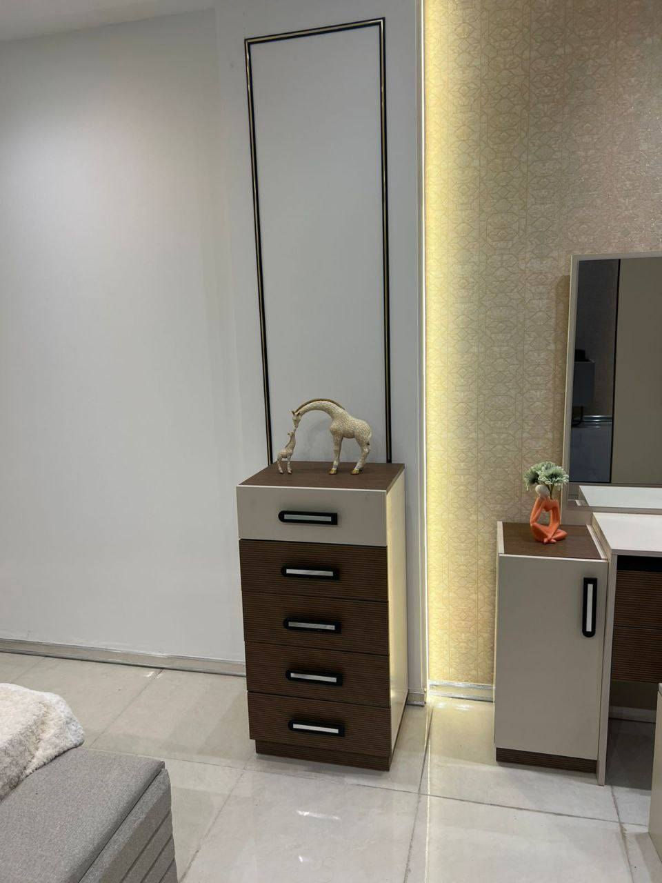 السلام عليكم 
غرف نوم 10 قطع لندا
 عشر قطع
سرير جك 
قياس كنتور340 سم
ارتفاع سري135 سم
دور+ زاوية ملابس
انارة  كومديان
شازلون 1.80
 سرير 1.80❌ 200

السعر مليون 500  الف 

توصيل بغداد مجانا 
اطراف بغداد 20 الف 
محافظات 100 الف
للتواصل تفضلوا خاص


**إذا كنت صاحب هذا الإعلان وتريد حذفه لأي سبب، رجاءا أرسل رسالة إلى الدعم الفني**