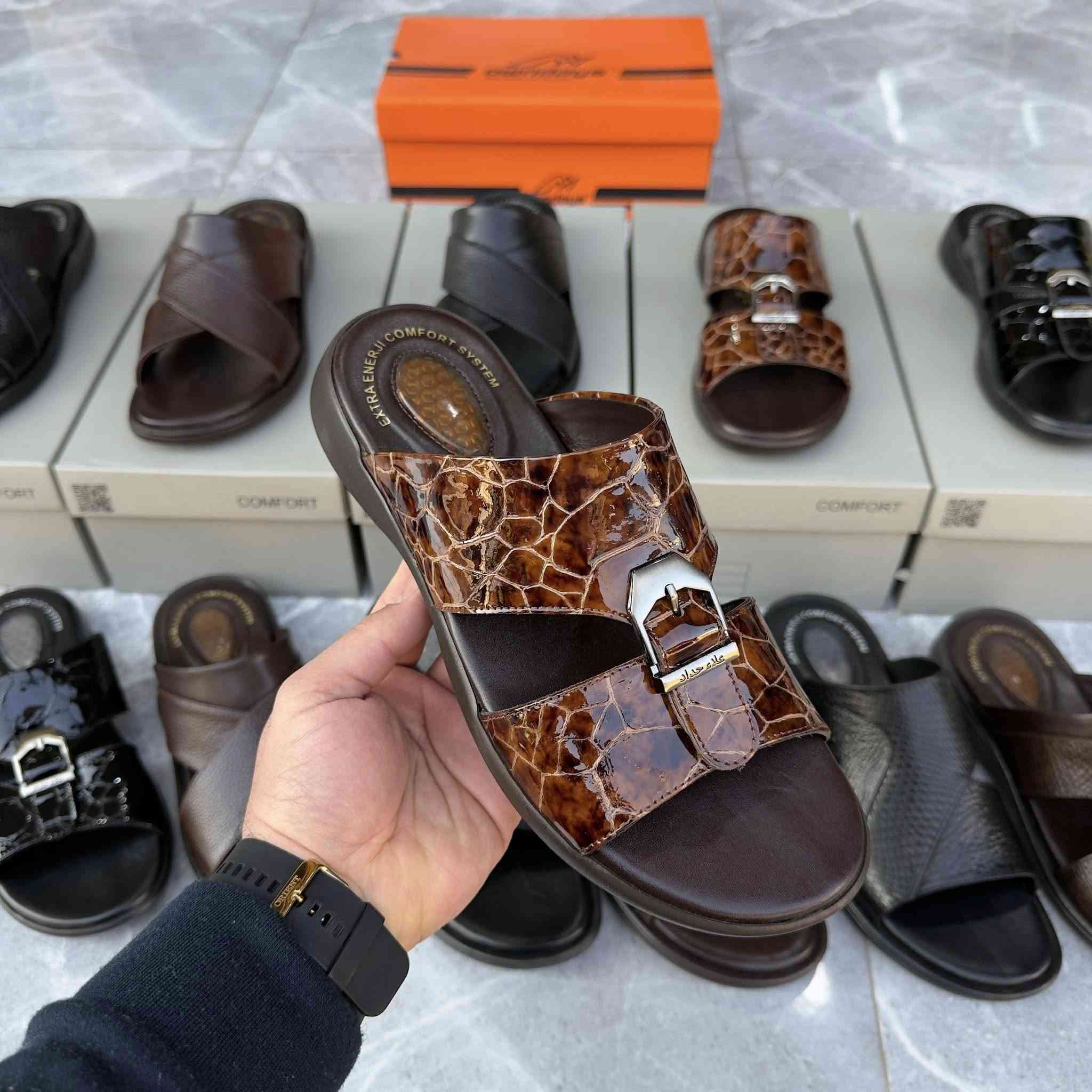 ⁨ ⁨ صنع في العراق 🇮🇶 
 جلد طبيعي من داخل والخارج جلد طبيعي 
⭕ السعر 45,000 DRQ 
*********** :📞
📍:خانقين مقابل مركز شرطة خانقين
