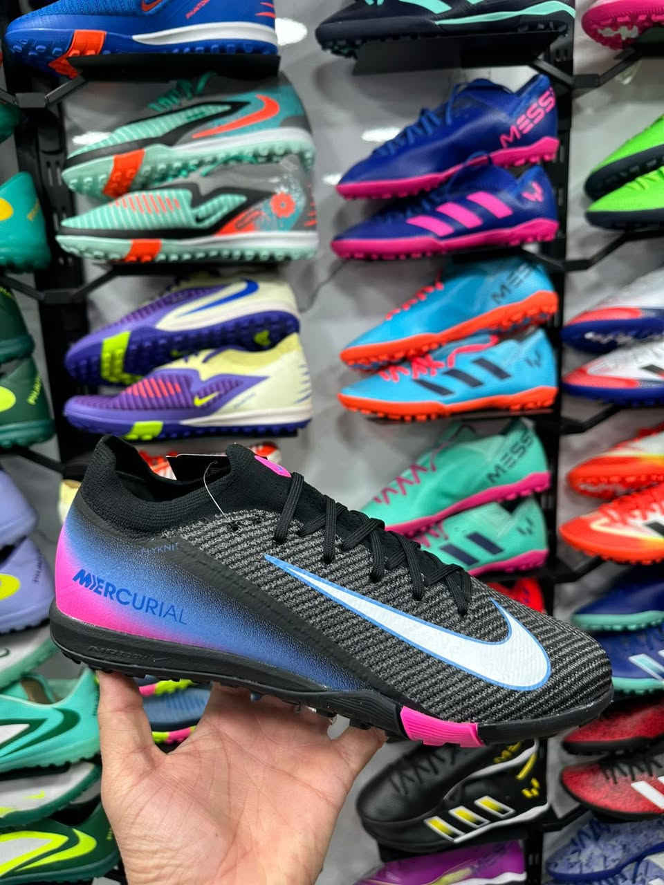 سلام عليكم 

اير زوم اصلي وكاله 

قياسات 40/41/42/43

تجهيزت حيدر سيزر 

***********
