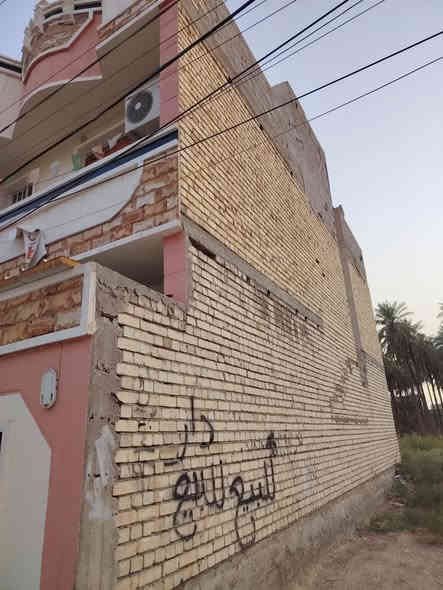 دار للبيع المساحه ٧٥ متر مربع الواجهه ٥ و٣٠ سم طابقين ط الأول غرفه نوم و هول استقبال ٢ حمام مشترك ط ٢ غرفتين وصاله كبيره حمام مشترك ارضيه البيت مرمر طابقين لحد البيتونه شتاكير بدون اي نقص يذكر مكمل معامله مال تحويل في بلديه بوب الشام طالع كشف مرتين على البيت شارع المركز ثاني فرع بعد فرع التركيه من جهت جامع ابي الزهراء قريب على السلوك كلش السعر ٩٥ بيه مجال *********** البيت نظيف كلش شتاكير الصطح مع البيتونه مع حمام خارجي اظافي
