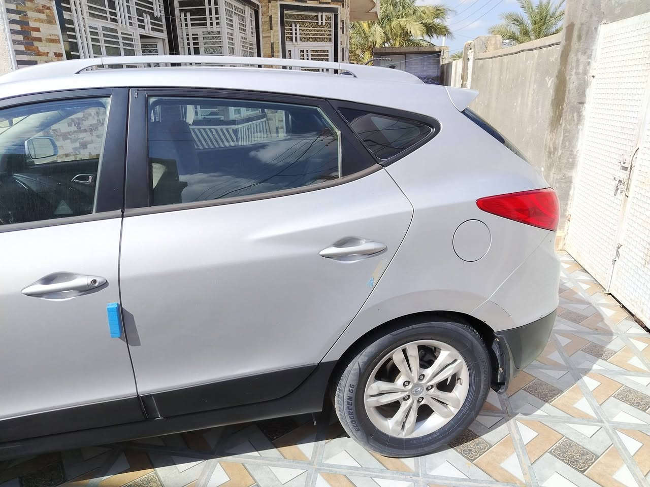 سيارة توسان رقم ديالى للبيع. 
وارد أمريكي ٢٠١١ . محرك ٢٤٠٠ . 
ضرر الدعامية الإمامية كما موضح بالسونار المرافق مع الصور. السيارة جديدة بمعنى الكلمة عداد حقيقي ٥٧٠٠٠ كم 
المحرك الكير بشرط. سيارة مال بيت بمعنى الكلمة مامتعوبة هزة جديدة سنوية ٣١ باسمي رقم مميز. 
الحقيقة اجمل من الصور بكثير. 
للتواصل مع رقم الهاتف ***********
