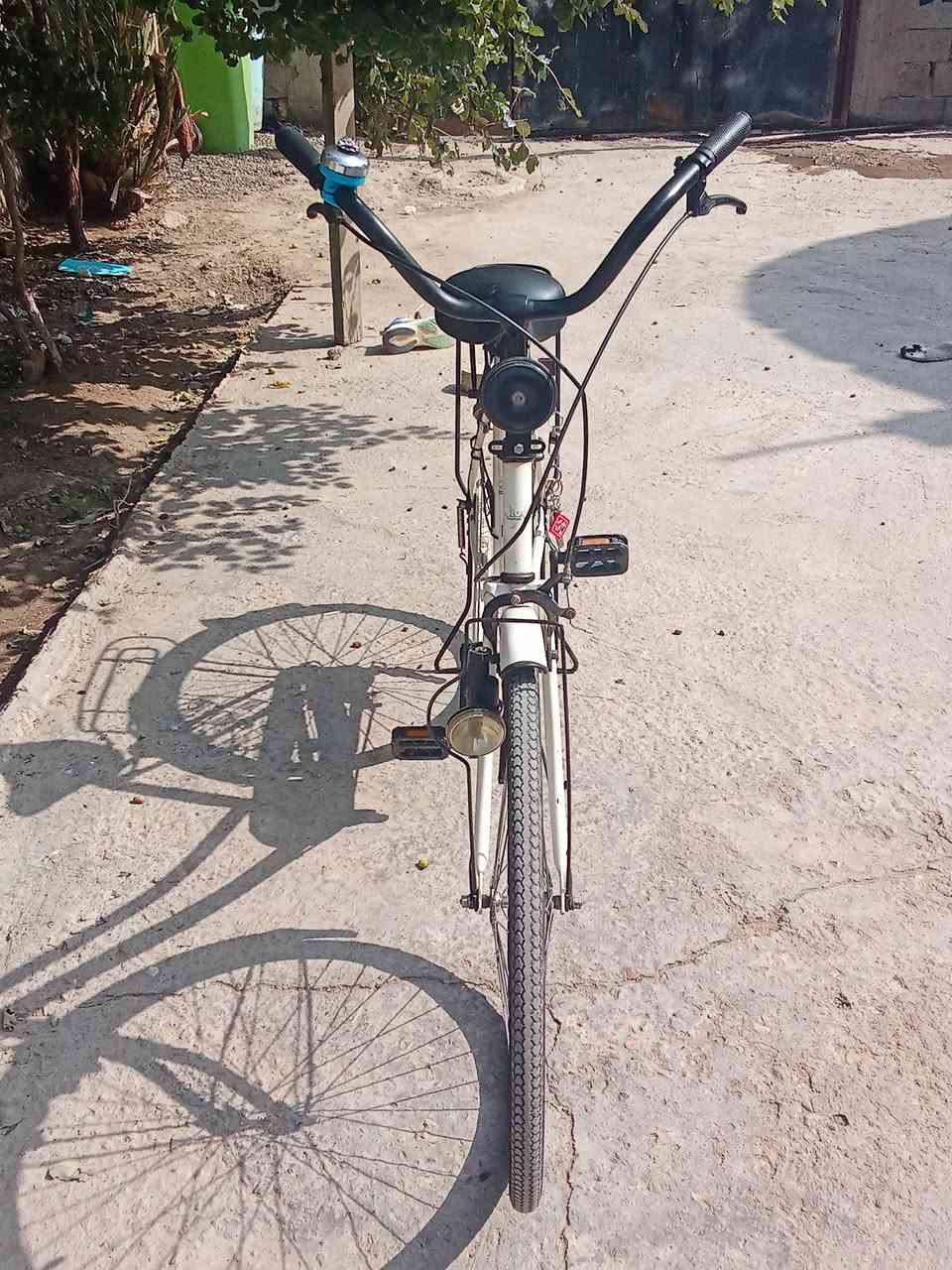 السلام عليكم بايسكل للبيع كل شي ما بيه شخطات بالشاملات السعر 110 موديل 13 رقم الهاتف ***********
