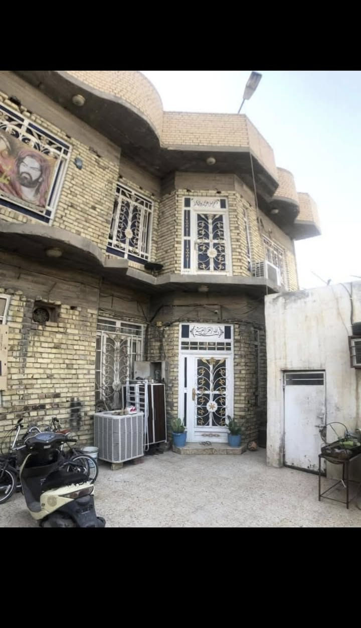 بيت مساحته 225    طابقين يحتوي على غرف نوم عدد:6   اربعه فوك واثنين جوه وصحيات عدد:3   وصاله عدد :2   وديوانيه كبيره ومطبخ حار وبارد ومخزن ومحل بناء حديث

للستفسار الاتصال 
0771 574 4883
***********
