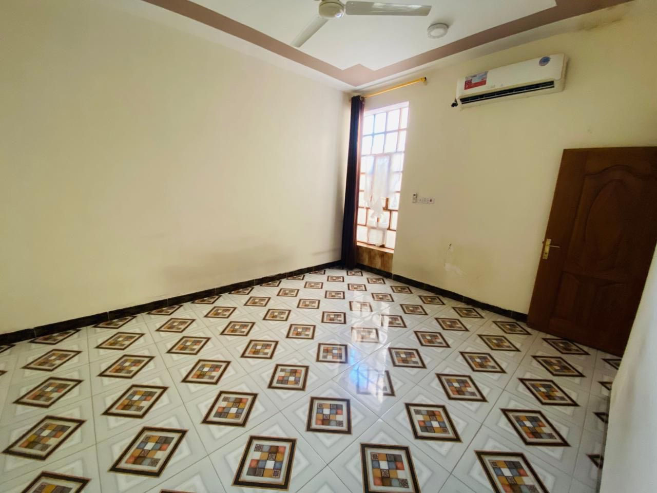 بيت اللايجار طابق واحد  العنوان الرمادي شارع ٦٠ مجاور دائر الكهرباء او مجاور جامع المعراج
غرفتين و صاله وستقبال و مطبخ و حمام و صحيات خارجيه وداخليه وكراج 
💬للأستفسار مراجعه السعر500   
       مكتب مصطفئ العلواني للعقارات  ***********   📲
🌐الرمادي الشركه مجاور اعداديه فلسطين
