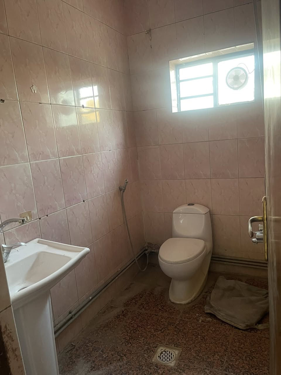 شقه طابق اول للايجار في القادسيه محله ٦٠٦ تفاصيل غرفتين نوم وصاله ومطبخ وصحيات سعر الايجار ٨٥٠ الف للعوائل صغيره فقط للاستفسار ***********
