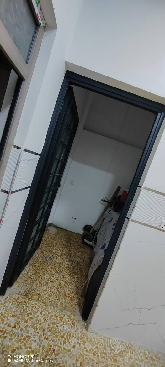 🏠 للبيع دار سكني - فرصة مميزة  

📍 الموقع:  
حي القوسيات - خربة عسكر  
خلف معمل غاز التوفيق 

📐 المساحة: 200 م²  

🏡 المواصفات:  
طابق واحد، بناء حديث 🔨  
2 غرفة نوم 🛌  
هول استقبال واسع  
مطبخ + مشتملات كاملة  
واجهة شرق 🌄  

✅ الخدمات:  
ماء 💦، كهرباء ⚡️، تبليط  

💡 مميزات الموقع:  
منطقة سكنية هادئة، خدمات متوفرة، وقريب على المعمل  

📞الاستفسار بل الأرقام 

***********
