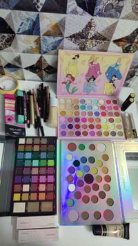 مستحضرات تجميل • مكياج