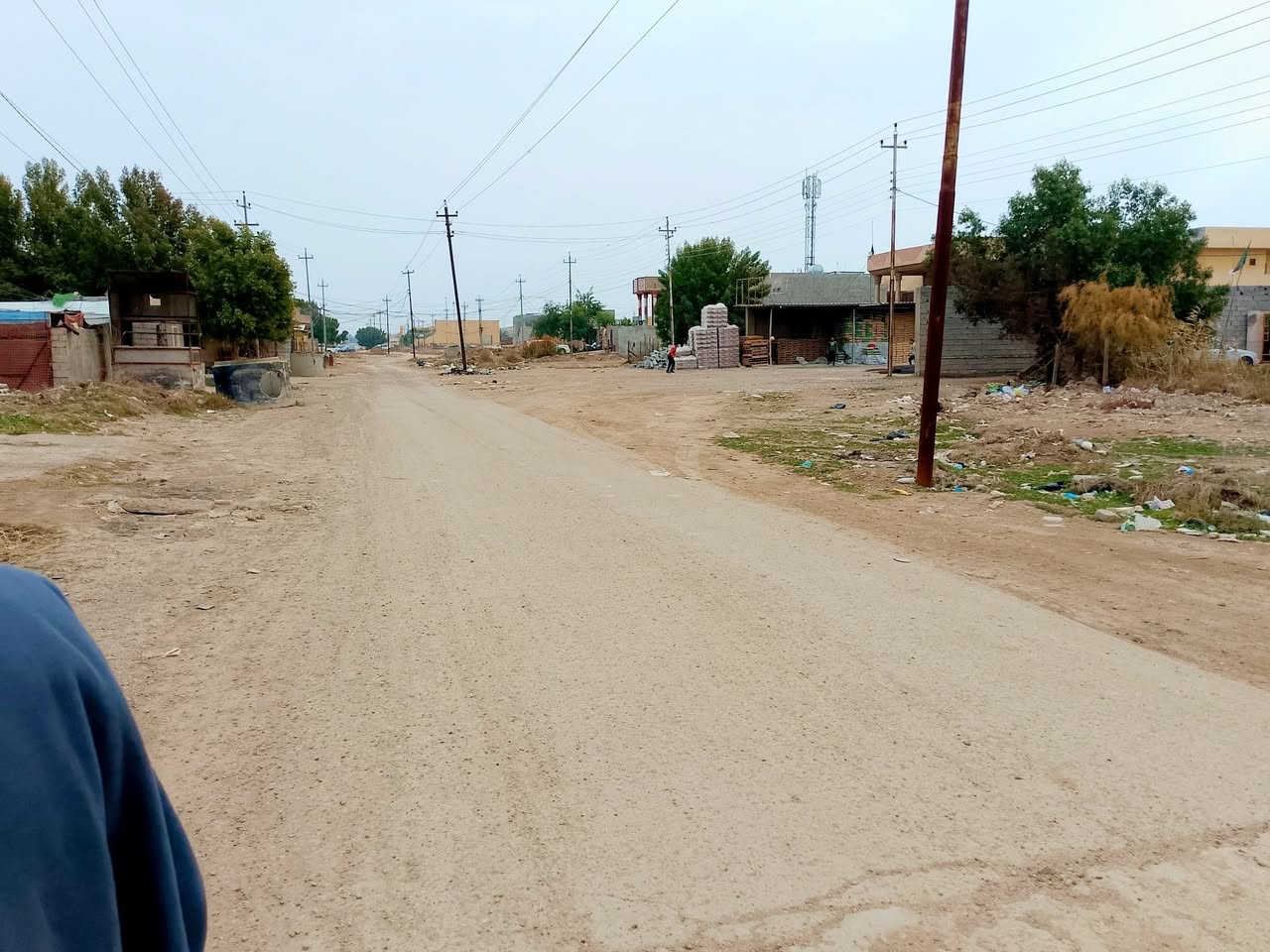 🔥🔥قطعة أرض تجارية للبيع🔥🔥
📐 المساحة:100م² تقريباً بيه قيراج 
📏 الواجهة: 6 متر بزياده مع النزال
📏 النزال: 11ونص م من جه وجه أخرى 13 م
📍 الموقع: على الشارع المحيط،خلف الكراج القديم 
مجاور حسام لصيانة الاجهزه الكهربائيه وقرب غسل قصي بطيط.
✅ أرض تجارية يمكن استغلالها كمحل تجاري 
✅ موقع حيوي ومناسب للمشاريع التجارية والاستثمار
وبسعر مناسب جداً (20)مليون🔒فقط 
للجادين فقط:🫴👇
📞 للاستفسار: ***********
