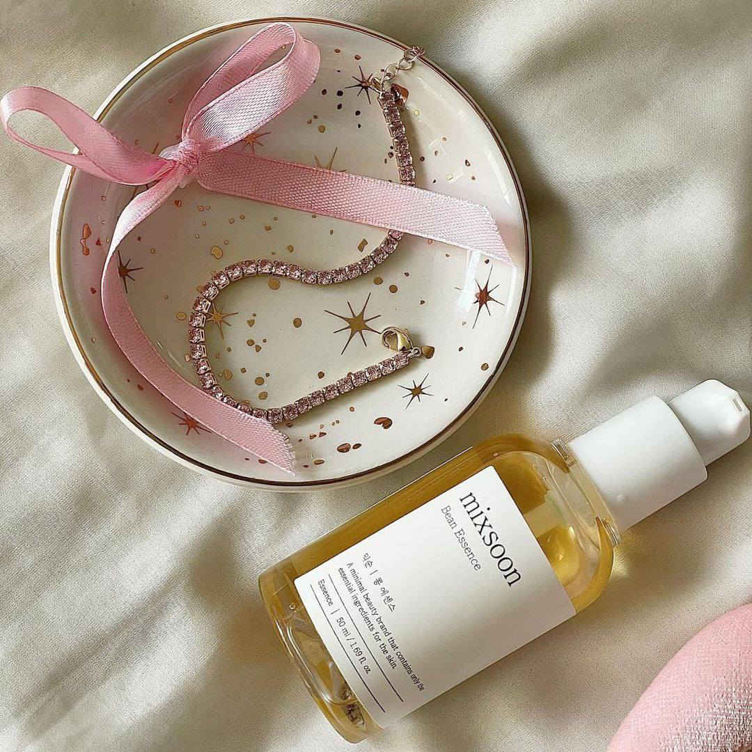 ✨ Mixsoon Bean Essence – 50ml 
سيروم ميكسون 𐙚⋆🩰⋆🦢
ترطيب عميق + نضارة فـورية ✨
يقلل التجاعيد ويعطي إشراقة طبيعية
✔ مناسب لكل أنواع البشرة (خصوصاً الباهتة)
✔ يُستخدم صباحاً ومساءً قبل السيروم أو المرطب
💧 مكوناته : مستخلص الفاصوليا: ترطيب وتغذيةهيالورونيك يحافظ على الرطوبة ويقلل الخطوط. 
﹏﹏﹏﹏﹏﹏˚ 𓇼𓈒𓏸🎅🏻⋆⭒˚♥𓇼


**إذا كنت صاحب هذا الإعلان وتريد حذفه لأي سبب، رجاءا أرسل رسالة إلى الدعم الفني**