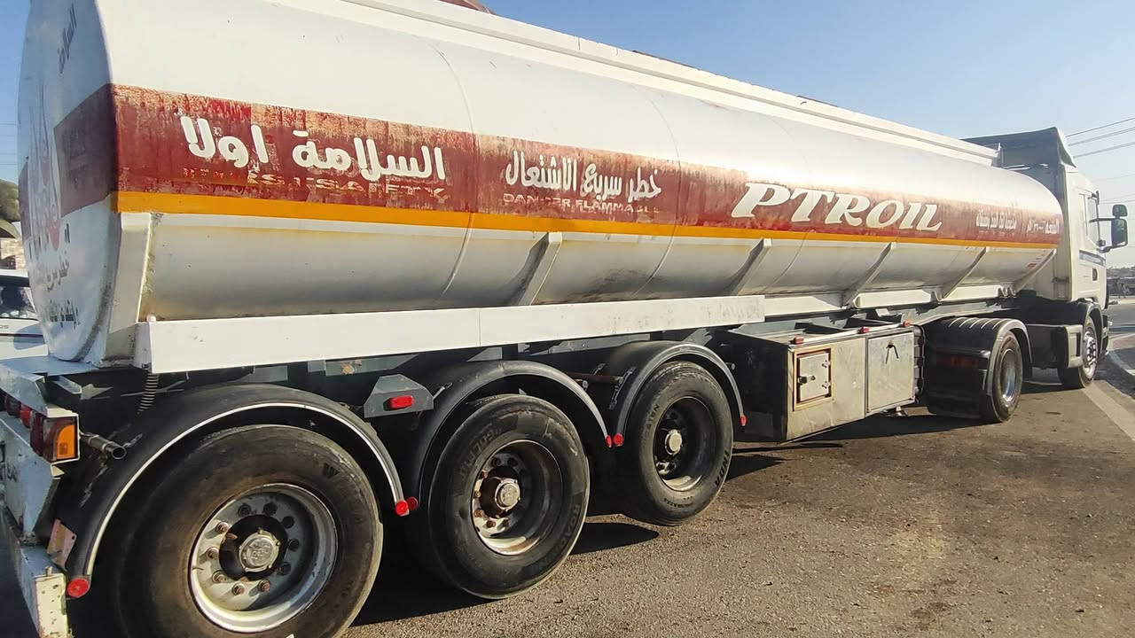 سلام عليكم سكانيا البيع موديل 2002/ رقم واسط  الإنكليزي بس استلام اللوحات سياره جاهزة رقم الهاتف ***********
