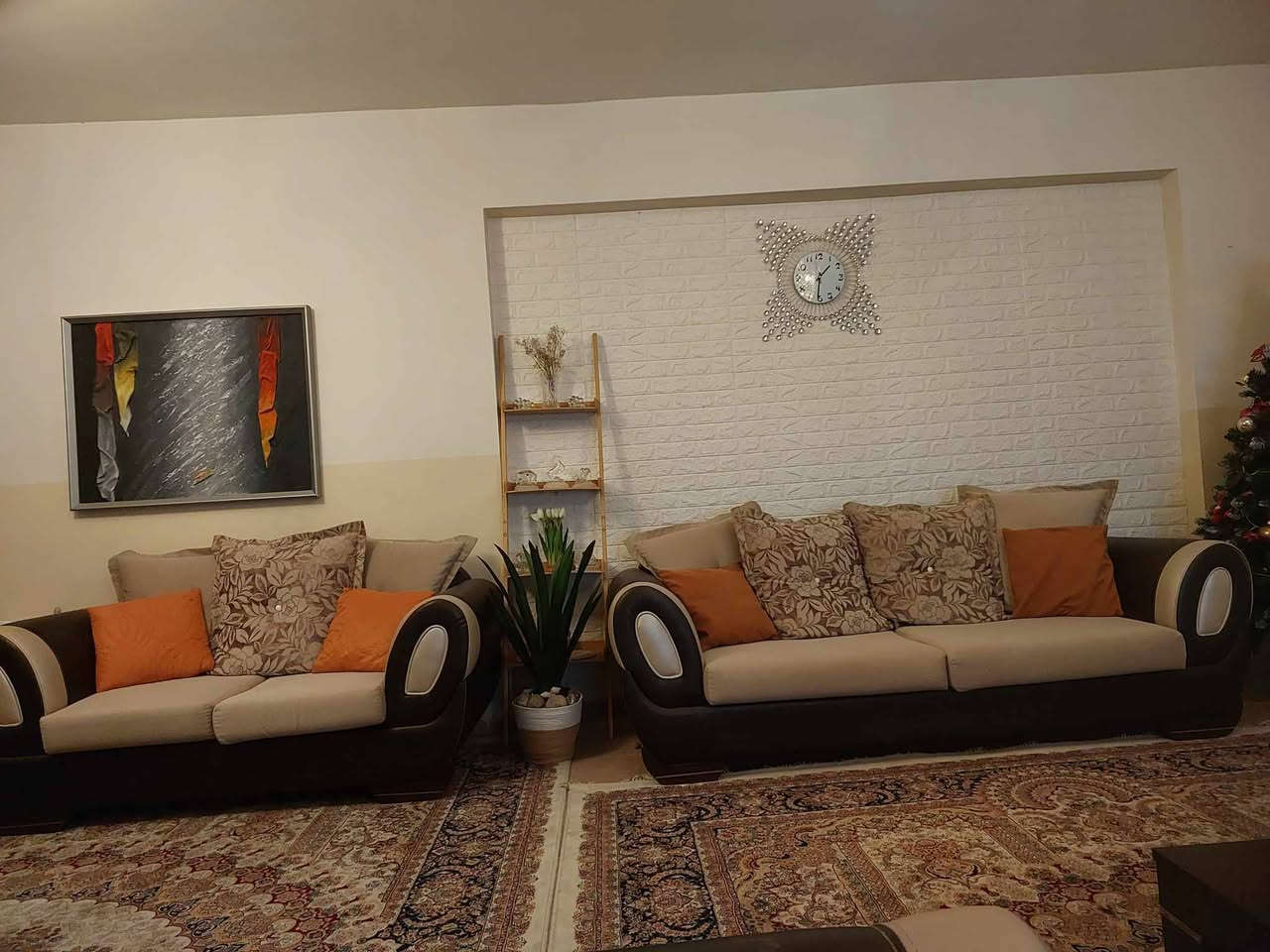 🛋️ طقم قنفات للبيع – 10 نفر مع بردات
🔸 مكوّن من: قطعتين (٣ نفر) + قطعة (٢ نفر) + قطعتين (١ نفر)  
🔸 الطقم ثقيل ونظيف جدًا، شبه جديد  
🔸 جلد جوزي غامق قريب للأسود، نوع ممتاز  
🔸 الكوشات والمقاعد نظيفة وبيه سحاب للغسل  

🪟 البردات:
- بردة كبيرة عرضها ٣.٩ متر قابلة للتصغير والتكبير  
- بردة أصغر عرضها ٣ متر قابلة للتصغير  
- السعر الكلي للبردات: 200 ألف دينار  

💰 الأسعار:
- الطقم: 600 ألف دينار  
- البردات: 200 ألف دينار  

📍 الموقع: دهوك – شقق زيرلاند  
📩 للاستفسار راسلنا خاص أو عبر واتساب: ***********
