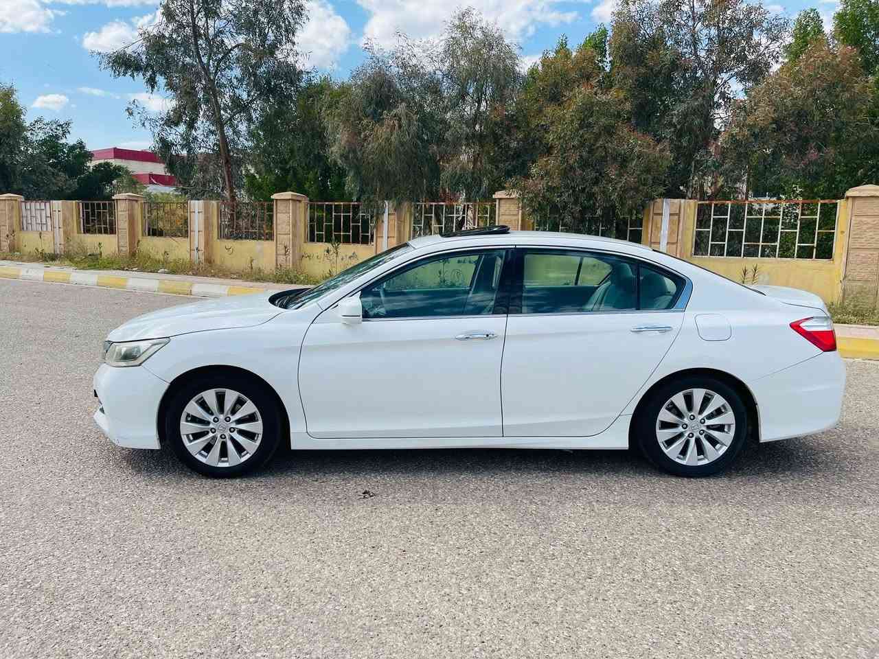 السلام عليكم
هوندا اكورد ياباني موديل 15 خليجي
فول مواصفات 
دبل كزوز
مثبت سرعه
جام اوتو
محرك2400
ماشيه 165km
صدر امامي خلفي جديد
تخم تاير 

سعر 140 بي مجال
وترهم مراوس بكورلا هايبرد او حسب القناعه
***********
