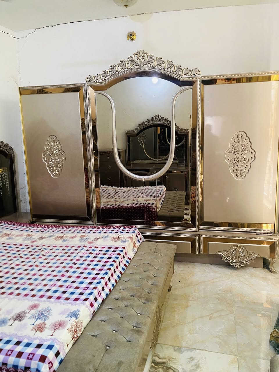 السلام عليكم عندي غرفه نوم. تركي حديث. الغرفه. 9.  قطع. ضخمه. نضيفه وحلوه وسعر مناسب كلش 650 وبيه مجال رقمي. ***********
