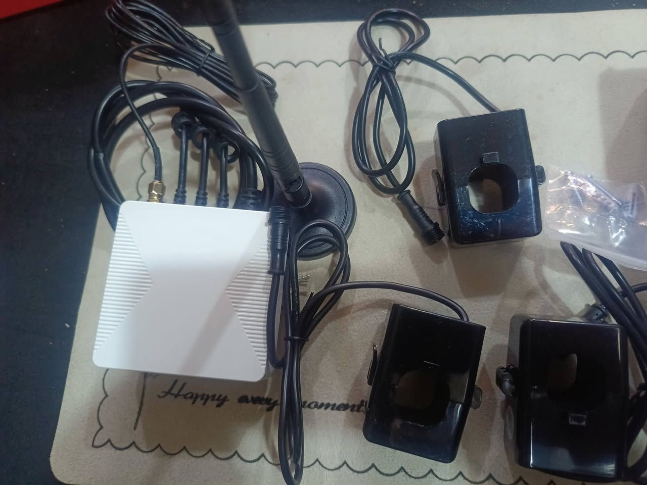 مراقب طاقة ذكي يعمل بتقنية الواي فاي (WiFi Smart Energy Monitor)،يستخدم لقياس ومراقبة استهلاك الكهرباء في المنازل أو المنشآت. يراقب ويقيس استهلاك الكهرباء ويعرض البيانات في الهاتف. يتيح متابعة استهلاك الطاقة لحظياً عبر تطبيق الهاتف المحمول. غالباً ما يدعم الأنظمة أحادية أو ثلاثية المراحل (3-Phase). يأتي مع مستشعرات تيار بمشبك (Clamp Sensors) لتسهيل التركيب دون الحاجة لقطع الأسلاك الكهربائية. يدعم بروتوكولات مثل Tuya أو Smart Life للتحكم الآلي وتخصيص سيناريوهات التشغيل.  
السعر 35  والتوصيل مجاني
@أبرز المعجبين


**إذا كنت صاحب هذا الإعلان وتريد حذفه لأي سبب، رجاءا أرسل رسالة إلى الدعم الفني**