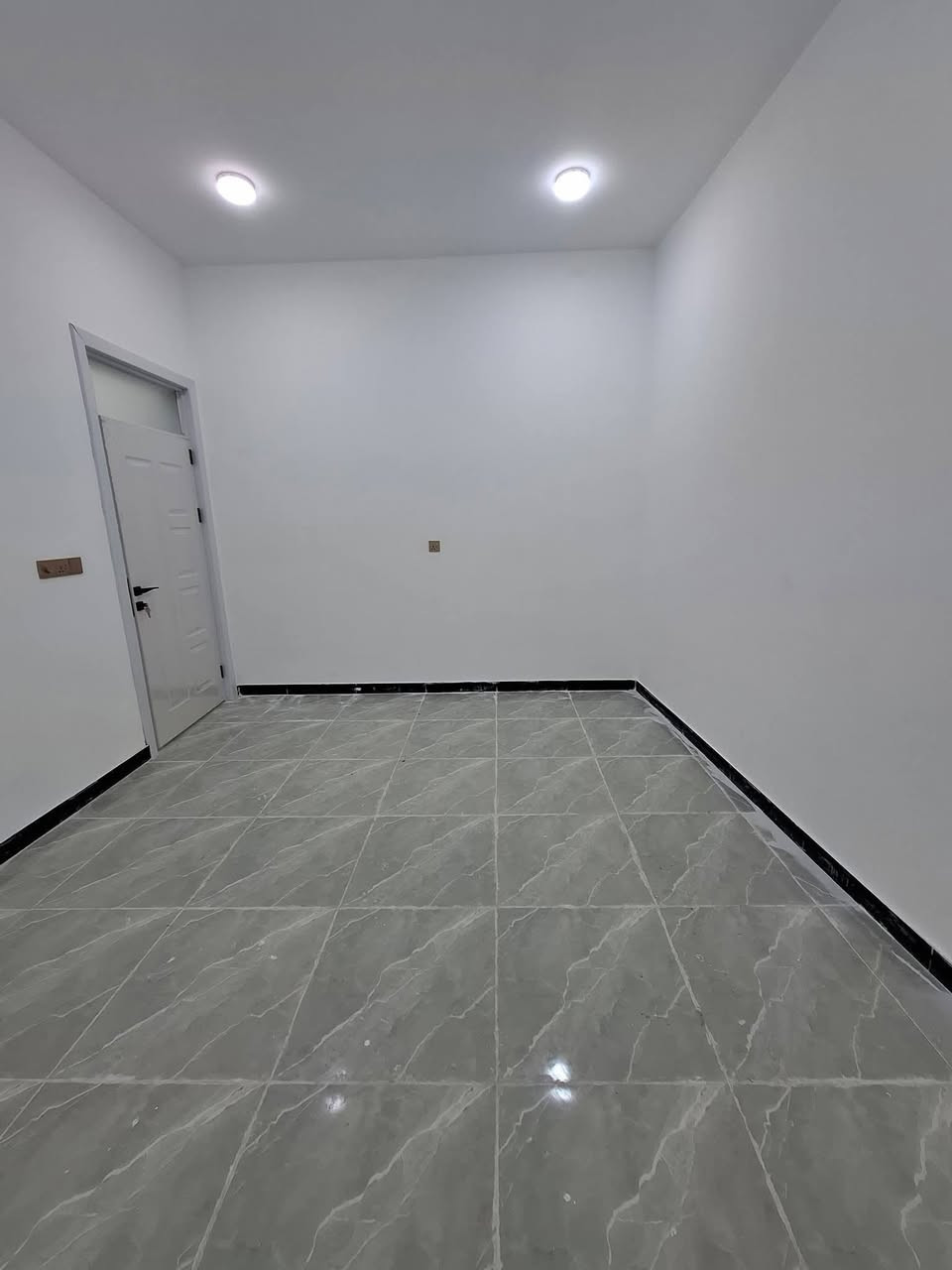 السلام عليكم
دار للبيع مساحه 100 متر زراعي حي الجامعه شارع حجي هندي 
تفاصيل البيت 
غرف نوم 
صاله 
مطبخ استقبال 
صحيات داخليه خارجيه 
طارمه 
استفسار اتصال *********** 
او زياره المكتب حي الجامعه منتصف شارع 20 
مكتب علي كتاب للعقار والمقاولات العامه
