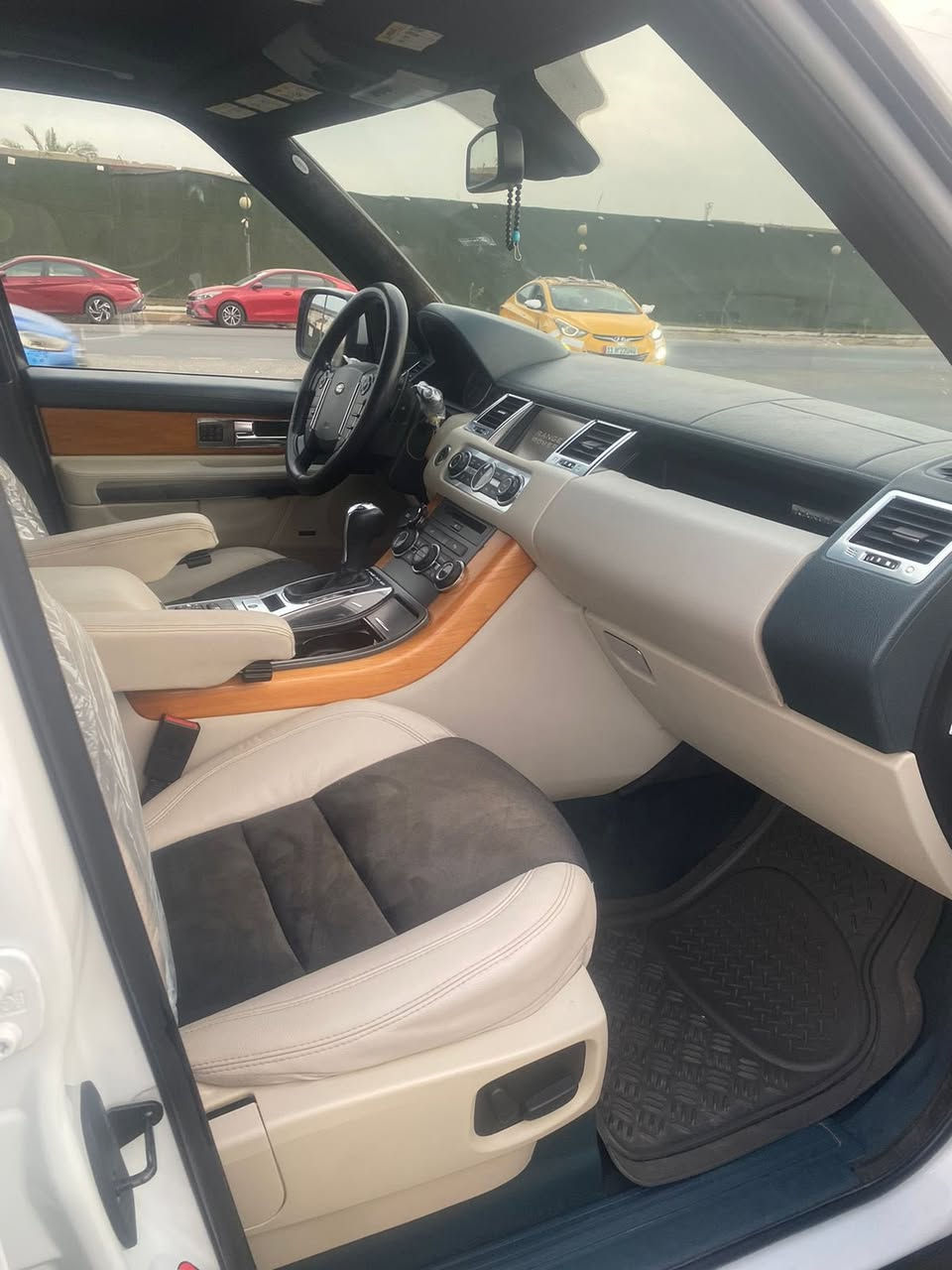 السلام عليكم سياره جديده واستخدام شخصي طك كارتون
موديل ١٢ خليجيه كفاله من الصبغ بس دعاميه فقط ماشيه ١٤٠ حقيقي مكينه عاديه موسوبر مكينه كير حداديه تخم تاير كفاله حساس جنطه كهرباء ٤بصمات فتحه فول وجاهزه جديده معنه الكلمه  رقم بغداد بسمي تحويل مباشر 
عنوان السياره زيونه 
***********
