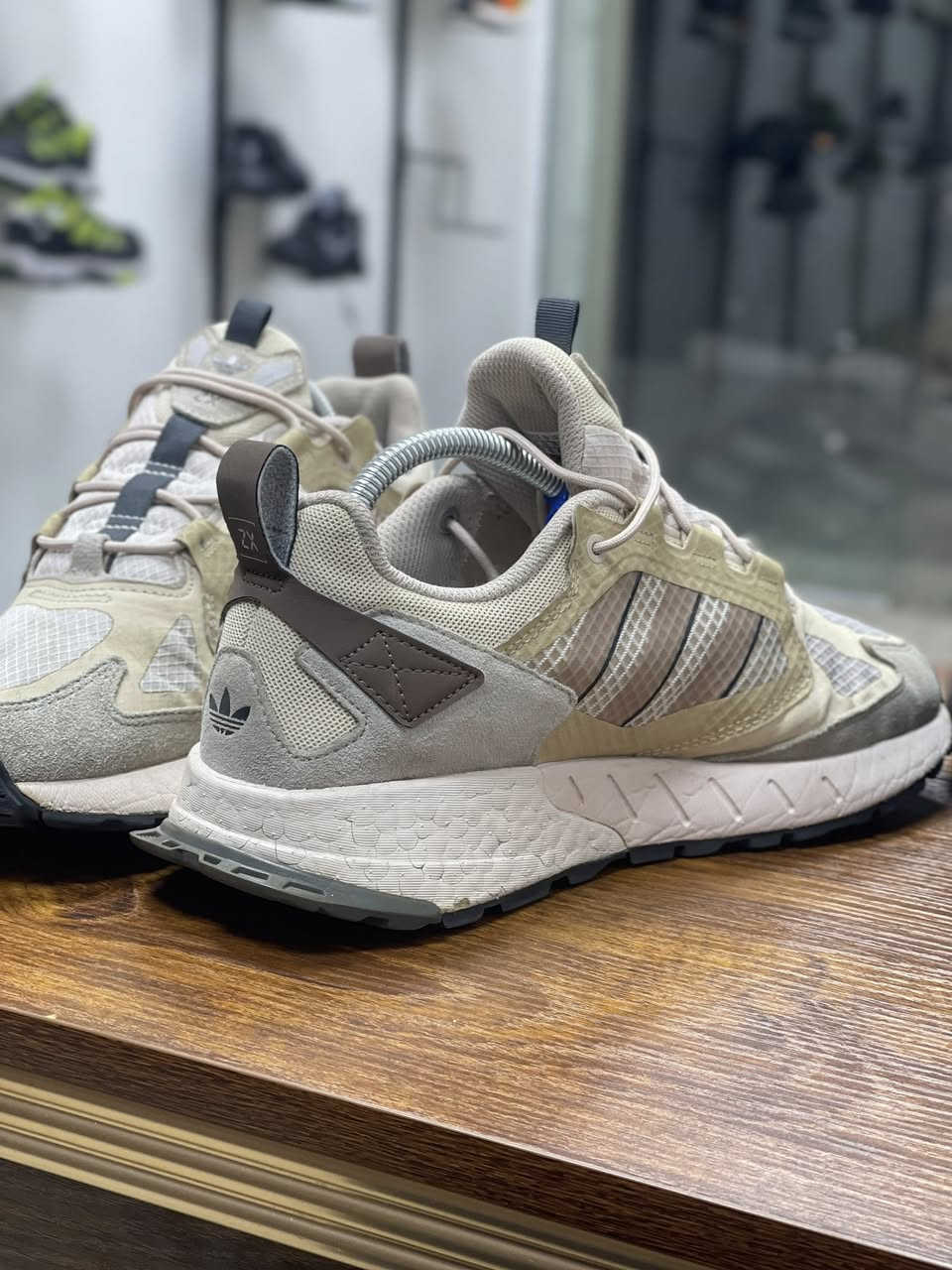 حذاء اديداس zx وكاله اصلي شرط الفحص
مميزاته
النعل الأوسط الهجين الذي يجمع بين تقنيتي Boost و EVA هو الاستفادة من أفضل مزايا كل مادة. يجمع هذا التصميم بين 
تقنية Boost: توفر توسيدًا فائقًا وامتصاصًا عاليًا للصدمات، مع استعادة ممتازة للطاقة.
مادة EVA: تساهم في خفة وزن الحذاء ومرونته، وتوفر دعمًا إضافيًا وراحة تدوم طويلاً. 
باختصار، ينطيك توازنًا مثاليًا بين الراحة والدعم والاستجابة، مما يجعله مثاليًا للاستخدام اليومي أو الأنشطة التي تتطلب الوقوف أو المشي لفترات طويلة

‼️مقاس الحذاء 42 طول القدم 26,5

✅يوجد توصيل لجميع محافظات العراق
للاستفسار والحجز ⬅️***********
