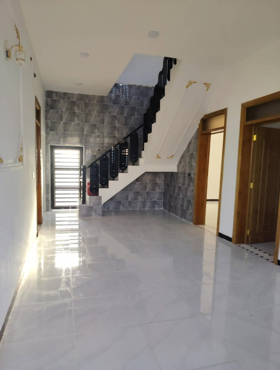 بيت للبيع 
 
مساحة ١٥٠ متر 

يحتوي على 

الطابق الاول  (استقبال ٦*٤-مطبخ ٥*٣-صاله ٧,٥*٤ -مجمع صحيات ٣*٣-منور متر ونص *٤ )

الطابق الثاني (غرفتين +صاله +مجمع صحيات ) 

البيت بنائه حديث ٢٠٢٦  

العنوان (حي عدنان قرب الحسينية )

السعر (١٦٥ وبي مجال ) 

للاتصال والاستفسار 
***********
