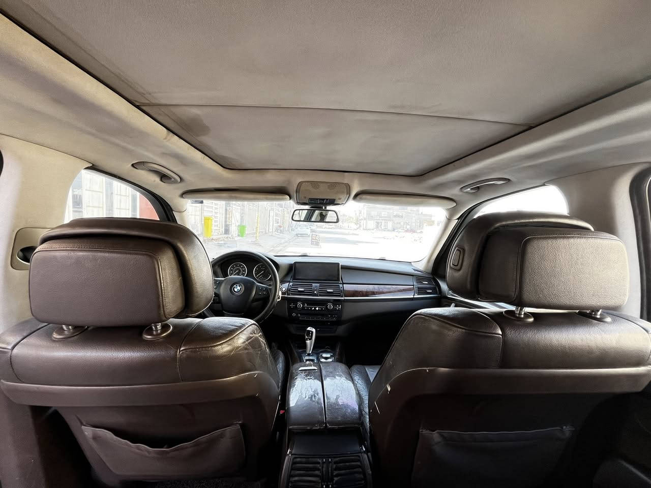 السلام عليكم 

🚗 BMW X5 موديل 2008 – فول كامل – وارد أمريكي (كليت تايتل)

🔹 الموديل: 2008
🔹 المحرك: 6 سلندر N52
🔹 السعة: 3000 سي سي (3.0L)
🔹 القير: أوتوماتيك 6 نمر
🔹 الدفع: رباعي دبل 4×4
🔹 الوارد: أمريكي
🔹 التايتل: كليت تايتل
🔹 الحالة: فول كامل

⭐ المواصفات:
 • مكينة N52 قوية وسلسة ومعروفة بالاعتمادية
 • فتحة سقف بانوراما
 • دبل 4×4 مناسب للسفر والطرق
 • گير أوتوماتيك 6 سرعات
 • مقاعد جلد + تحكم كهربائي
 • تكييف قوي
 • شاشة + نظام صوت
 • مقود متعدد الوظائف
 • أنظمة أمان (ABS + وسائد هوائية)
  .علماً ان السونار مرفق.
✅ مميزات السيارة:

✔️ وارد أمريكي
✔️ كليت تايتل جاهز
✔️ فول كامل مواصفات
✔️ سيارة مريحة وعائلية

💰 السعر: 130 ورقة ✨
🔁 السعر قابل للتفاوض

📍 المكان: الديوانية – حي الجامعة
📞 الهاتف: ***********
