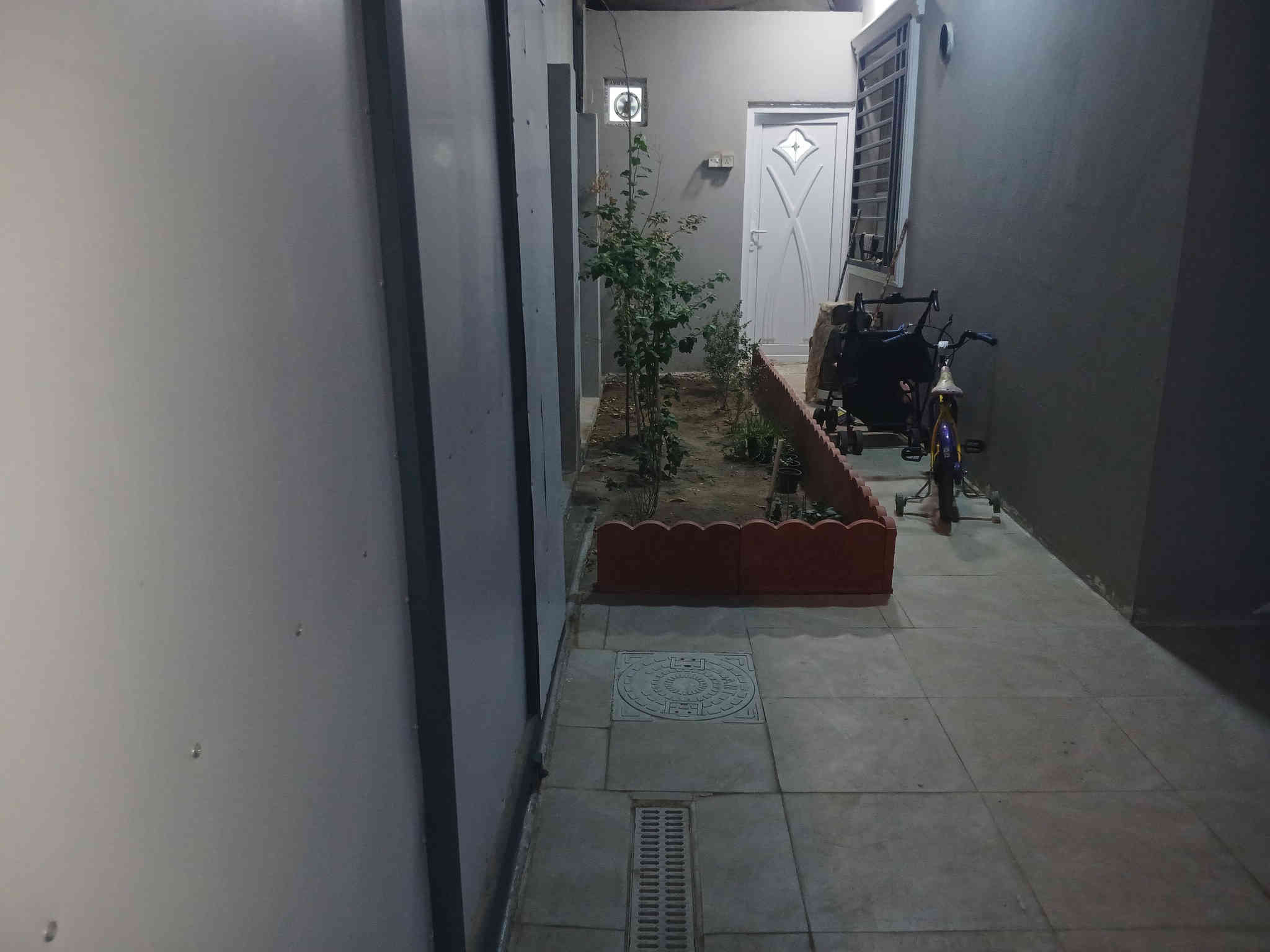 سلام عليكم عندي بيت بمجمع الزهراء ركن وعلى ساحه وخلف شارع التجاري ١٥٠ متر وبي اضافات ومجاور البوابه صار عليه ١٠٥ مليون وباقي ٤٠ الى شركه اريد اراوس بل اميرات 2  المساحه ٢٥٠ رقمي ***********
