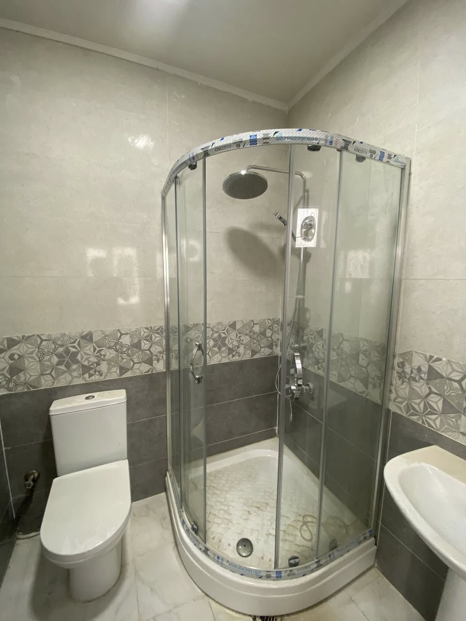 سلام عليكم كابينه حمام شاور زجاجي نضيفه مابيهه نقص ارتفاعها متر و90 السعر ب75 مكاني البصره قرب المدينة الرياضية للتواصل ***********

