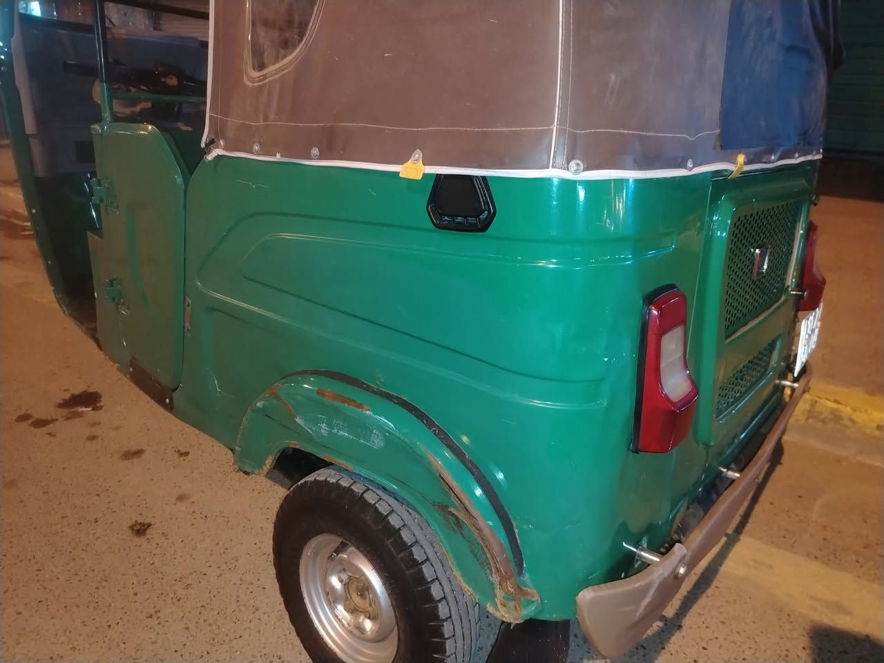 سلام عليكم ورحمة الله تكتك لبيع رقم وسنويه لون اخضر  موديل ٢١ تعمير دوس فقط مكاني شعله الرحمانيه سعر ٧ وبيه مجال قليل ***********
