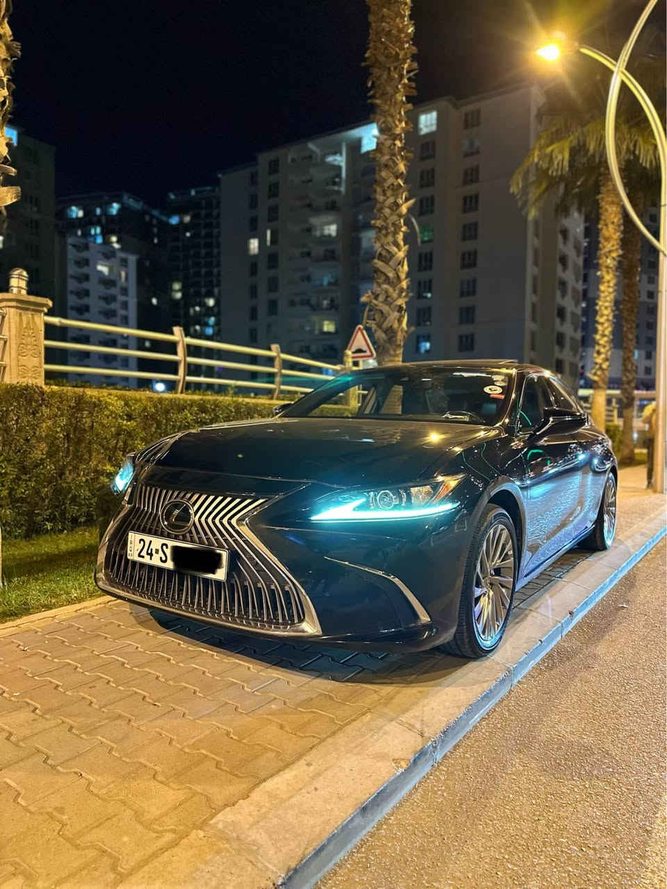 Lexus ES 350 2020 3.5 V6
رقم دهوك.رقم و سنوية كلشي جديد تحويل و كلشي بشرط
فول فول مواصفات ١/١.    سلايد كشن تدفية و تبريد جنتة شفت و كهرباء كشن خزن(ميموري) شاشة كبيرة فولل 
سيارة بها ١ جاملغ و شبر بدون اي دواخل و ايرباك 
سيارة جاهزة مابها دينار مسارف عنوان اربيل
محرك و كهربائيات و رادارات كلشي بشرط 
*********** واتساب كورك فايبر أربيل, العراق
