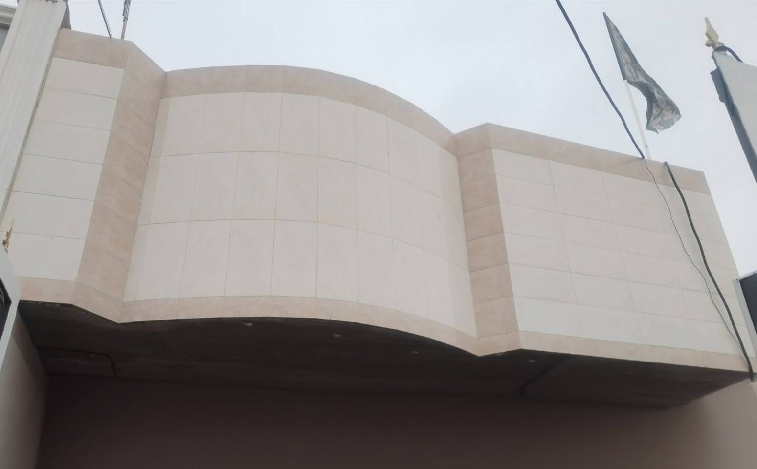 بيت للبيع مساحه ١٢٥متر قطعه ومقاطعه  يحتوي على غرف عدد ٢ صاله استقبال ومطبخ ومنور وصحيات داخليه وخارجيه العنوان شارع الإمام سيد محمد (ع) حي الإمام قرب مقر فوج الاتحاديه شارع التانكي الاستفسار الاتصال على الرقم الثاني *********** _***********
