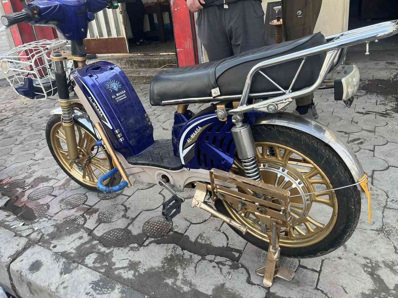 للبيع. سعرها 400 وبي مجال  شي قليل   مكاني باب معضم. ***********
