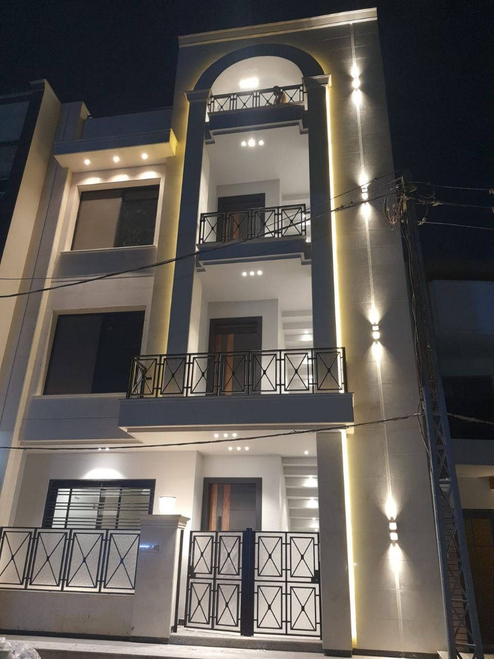 السلام عليكم ورحمة الله تعالى وبركاته.
من رخصة الادمن المحترم.

اعلان ايجار لـ( شقق مكتبية او طلاب حصراً ) عدد الشقق  ( 2 ) .

توجد شقتان حديثتان في طابق ( ارضي + اول ) بموقع ممتاز مقارب الى الشارع العام في المنصور.

موصفات الشقتان :

 تحتوي على ( صالة كبيرة + مطبخ + حمام حديث + مكان لوندري + غرف نوم عدد 2 + منور عدد 2 + موقف سيارات )

مجهزة الشقتان بـ( سبالت لجميع الشقة  + انارة حديثة + ستائر + مراوح سقفية + سخان ماء + بوستر ماء + خزان ماء + خط مولدة )

العنوان : المنصور - حي العربي - مقابل مطعم زرزور - مجاور لحم عجين الموصلي - الشارع العريض.

للاستفسار  :

***********
