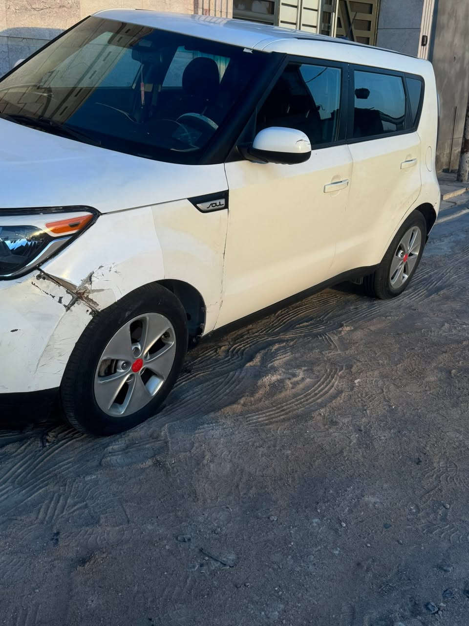 السلام عليكم كيا صول للبيع موديل 2016 رقم بصرة 
محرك 2000 Gdi كير وتبريد وحدادية والكهربائية كلها شغالة السيارة جاهزة بيها طخات موضحة بالمنشور السيارة مصبوغة حزام السعر ٩٥ وبيها مجال مكانها بصرة رقم الهاتف ***********
