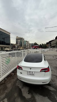 Tesla model 3 2022  حادثهة باب خلف سايق مبدل نفس لون وبارد ب جاملغ الب...