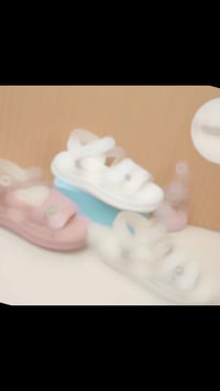 ليان 💙❤️ يقدّم لكم مجموعة رائعة من صنادل الأطفال الصيفية، مع لمسة خاصة...