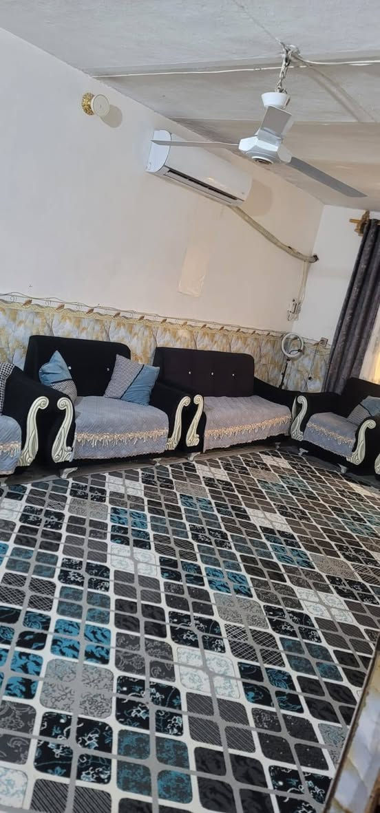 سلام عليكم
بيت للبيع  حي الحسين الجديد قرب شارع البكرات المساحه ٢٠٠ يتكون ساحه جبيره استقبال صاله ٤ غرف فوك وجوه بلفرع المقابيل مدرست المشكات المدارس قريبه كلش روضه بتدائيه متوصطه 
الستفسار ***********
