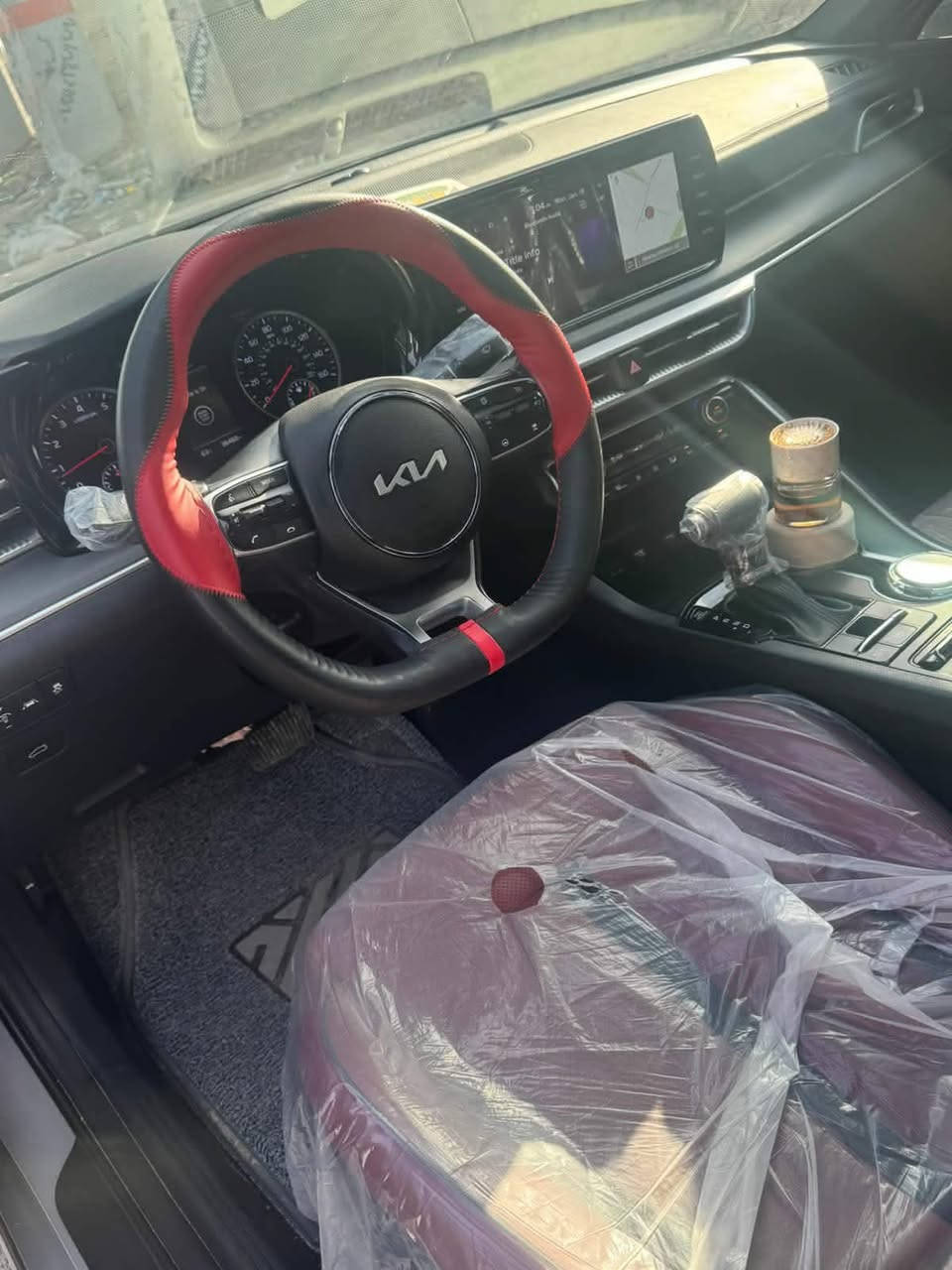 سلام عليكم k5موديل 2023 GT فول مواصفات للاخير لون سمنتي ماشيه 36 الف رقم بغداد باسمي فقط تبديل بنيد سونار موجود بصور مكاني بغداد حي الجهاد السعر 190$ وبيه مجال حك الجيه للاتصال ***********
