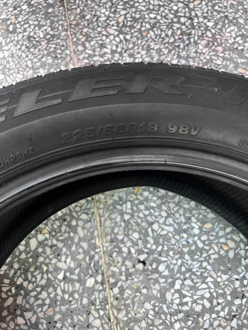 للبيع ثلاثة تايرات
ثنين انتاج 25 واحد انتاج 23
صيني درجة اولى 18/55/225
نظافة 70 بالمئة مال سورنتو 
بعداد الرصافة السعر 90 
*********** واتساب
