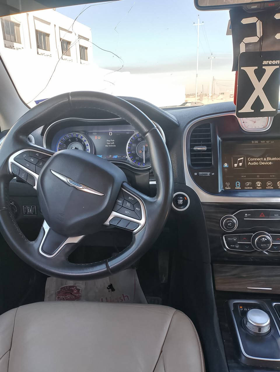 السلام عليكم
كلايزر اوباما مديل 2016اصل دخول جديد كتاب ضباط 
سياره جديده  ماشيه119mil 
السياره حادثه بس جاملغ امامي مبدل فقط بدون دواخل وبدون ايرباك السياره احلى من الصوره دواخل بيجي مواصفات لمتد معروفه السياره ضابطها صلاح الدين 
يعني تترقم صلاح الدين ورقمها مجاني عل دوله وتحويل بسم المشتري السعر 205 وبيه مجال مكان السياره البصره قضاء الصادق بني منصور 
الرقم ***********
