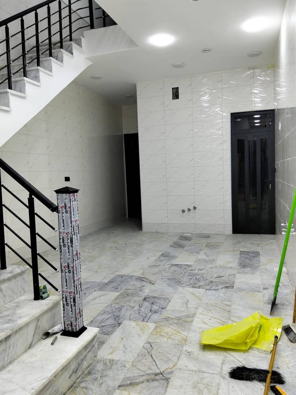 السلام عليكم
مشتمل للبيع او مراوس المساحه 90 م قاطين مسلح بناء حديث تسليم مفتاح بناء درجه اولى فول الواجهه 4،5 والنزال 20 مدخلين

يتكون من 

كراج خدمات خارجيه استقبال صاله مطبخ خدمات منور غرفه 

ط2 غرفتين منور خدمات 

ط3 بيتونه كبيره وسطحين 

ارضيه مرمر ابواب تركيا قاصه شبابيك المنيوم

العنوان الشعب خلف لحوم ابو سجاد الي مقابيل حسينيه المصطفى

سعره مناسب جدا

للاستفسار اكثر الاتصال او مراجعه مكتب الشارقه للعقار موبايل *********** ابو يوسف
