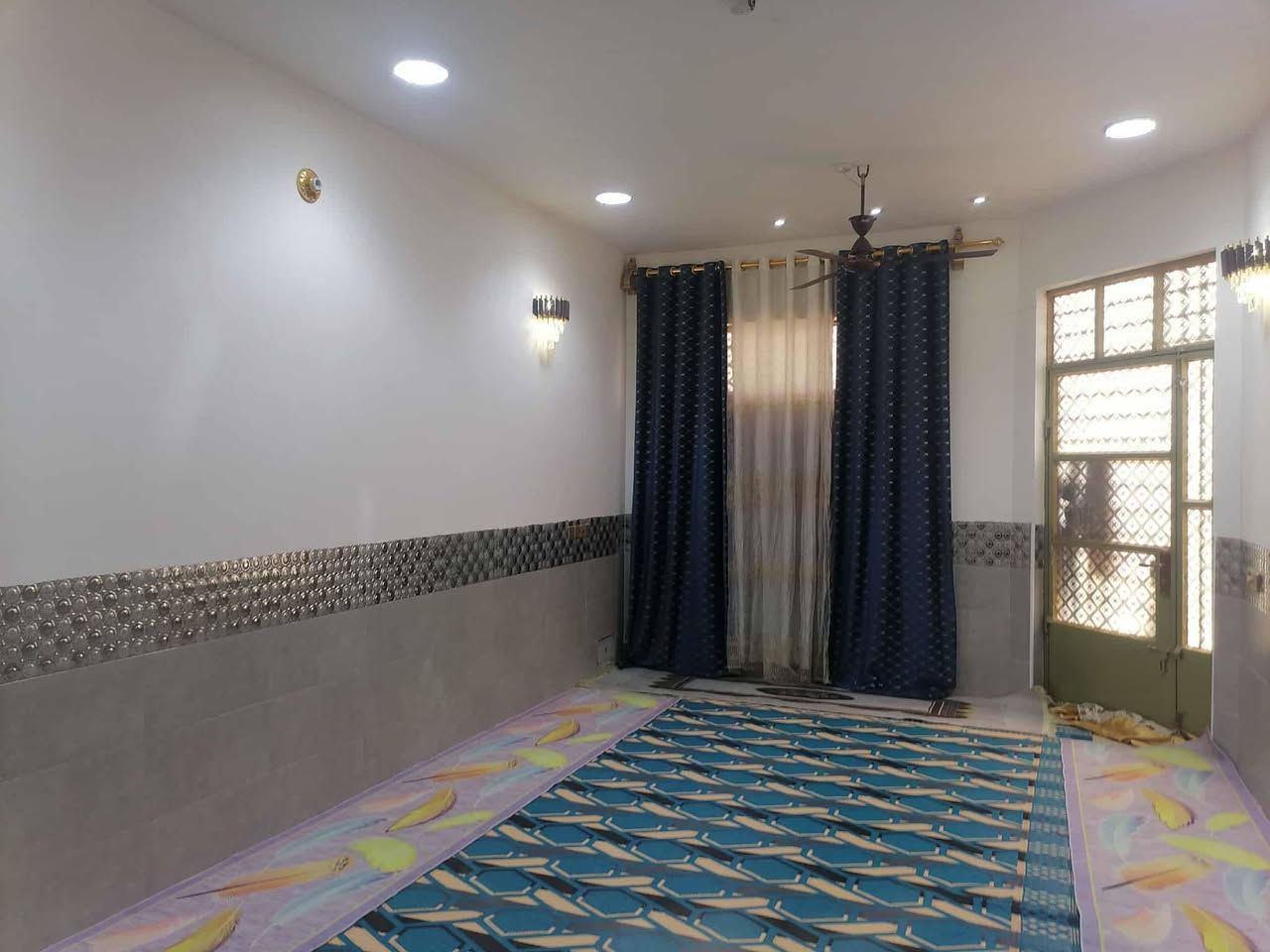 السلام عليكم بيت للبيع مساحه ٢٥٠م العماري شارع بيت ابو داخل ركن على شارعين بناء حديث ٢٠٢٥ يحتوي على ٢غرفه ومطبخ بارد وحار وترك +منور صحيات صاله كبيره واستقبال حديقه كراج سياره بيتونة كبيره ١٠×٤ +صطحين مع الأثاث للستفسار الاتصال على هاتف ***********
