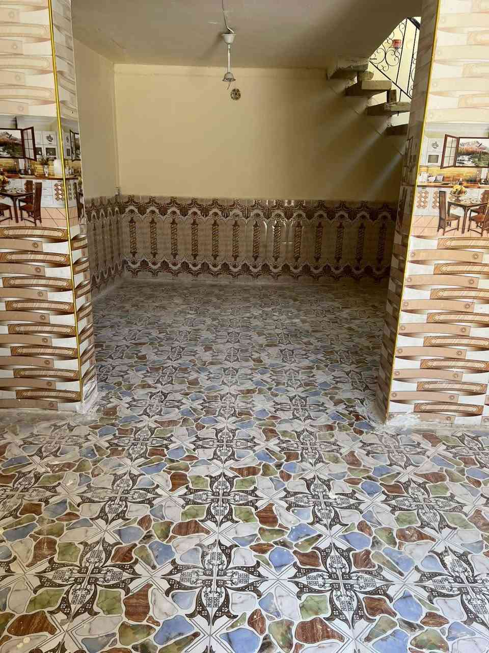 بيت 100 متر مربع ايجار قرب شارع السوداني طابق واحد نضيف جدا يحتوي ع غرفه نوم سويت و استقبال و مطبخ و حولي و حمام خارجي البيت مدخلين ايجاره 200 اي استفسار اتصل ‏‪***********‬‏
